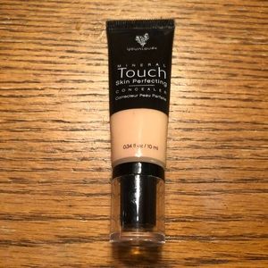 Younique concealer - Scarlet